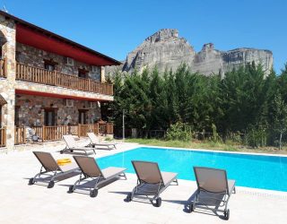 Hotel met zwembad aan Meteoren Griekenland