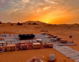 Thee drinken in gouden gloed van Erg Chebbi woestijn Marokko