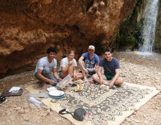 Bbq bij waterval in Dades vallei Marokko