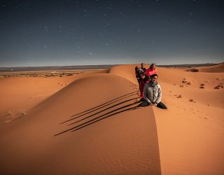 Familie in Erg Chebbi woestijn Marokko