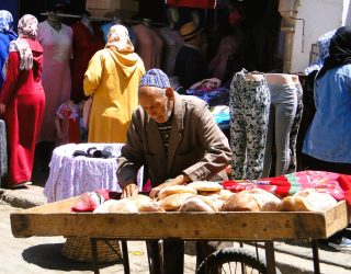 Marktkramer met brood in Essaouira Marokko