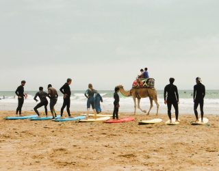 Kinderen krijgen surfles in Essaouira Marokko