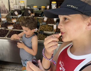 Kinderen proeven olijven tijdens smaaktoer in Thessaloniki