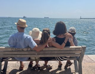 Familie op de Nea Paralia promenade Thessaloniki