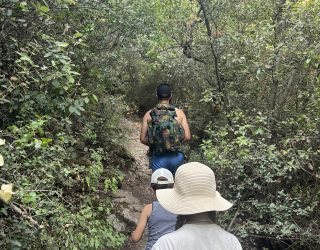 Gezin wandelt naar waterval Olympusberg Griekenland