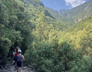 Kinderen wandelen naar waterval Olympusberg Griekenland