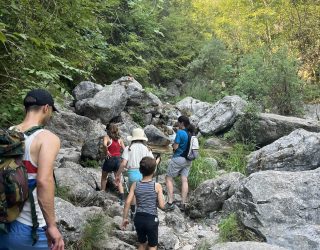 Kinderen hiken langs natuurlijke zwembaden Olympusberg Griekenland