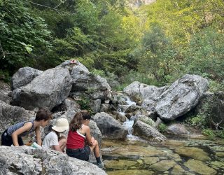 Kinderen bij natuurlijk zwembad Olympusberg Griekenland