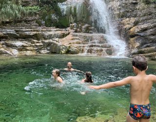 Kinderen zwemmen bij waterval Olympusberg