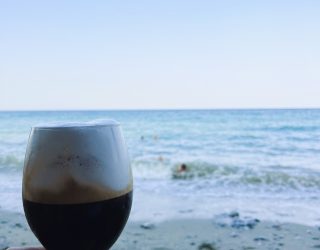 Koffie op het strand bij litochoro Griekenland