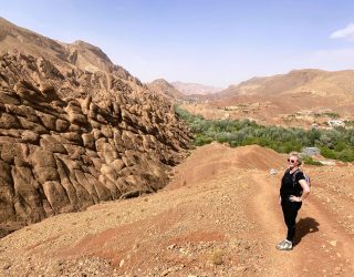 Vrouw bij apenvingers in Dades vallei Marokko