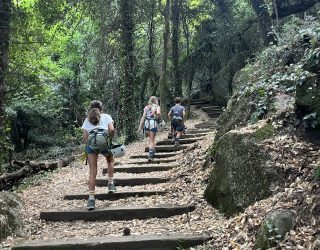 Kinderen wandelen naar via cordata in Meteora Griekenland