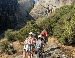 Kinderen met klimtouw tussen meteoren in Griekenland