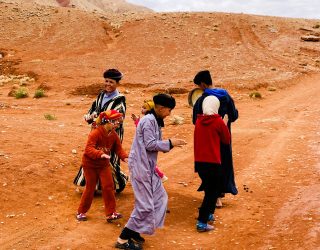 Berberkinderen dansen in Marokko