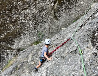 Kind aan klimtouw tussen meteoren in Griekenland