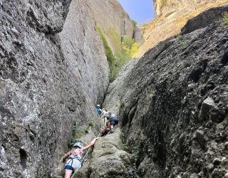 Gezin klimt tussen meteoren in Griekenland