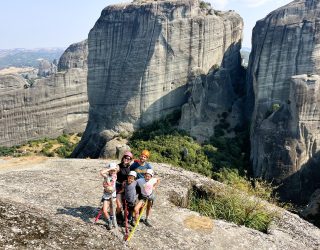 Familie klautert tussen meteoren in Griekenland