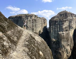 Kind op top van magische Meteoren in Griekenland