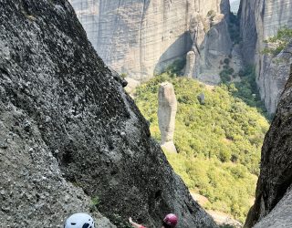 Gezin klautert tussen magische Meteoren in Griekenland