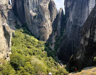 Klauter tussen magische Meteoren in Griekenland