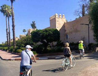 Gezin met kinderen fietst in Marrakech met gids