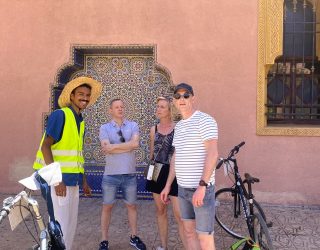 Familie fietst in Marrakech met gids