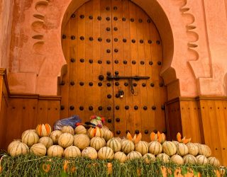 Fruitkraam voor poort in Marrakech