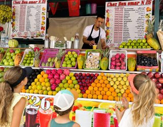 Kinderen drinken smoothie op Djemaa el Fna plein Marrakech