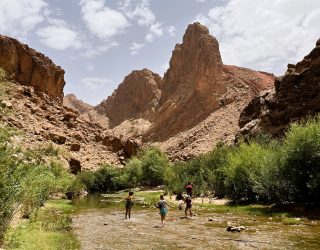 Kinderen wandelen in Dades kloof Marokko