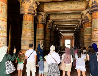 Rondleiding met kinderen op filmset Atlas Studios Ouarzazate in Marokko