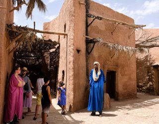 Kinderen op filmset Atlas Studios Ouarzazate in Marokko