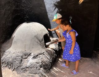 Kinderen op filmset Atlas Studios Ouarzazate Marokko