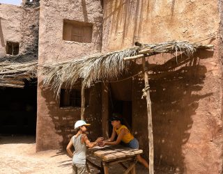 Kinderen spelen op filmset Atlas Studios Ouarzazate Marokko