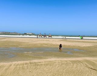 Kind speelt in het zand in Essaouira Marokko