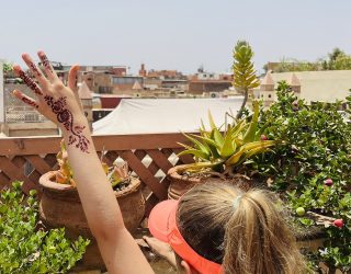 kind met henna tattoo in Marrakech