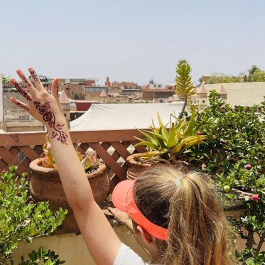 kind met henna tattoo in Marrakech