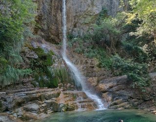 Familie bij waterval op Olympusberg