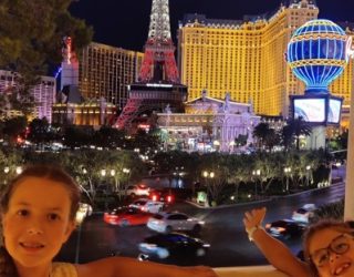 Kinderen verkennen Las Vegas 's avonds