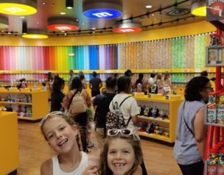 Kinderen in M&M winkel in Las Vegas