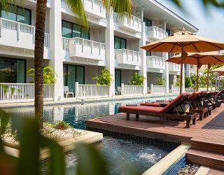 Ligstoelen aan zwembad hotel in Hua Hin