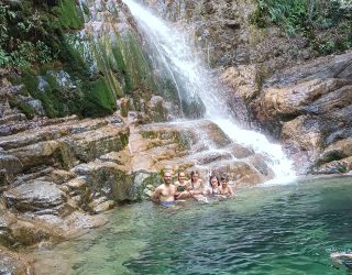 Gezin bij waterval op Olympusberg Griekenland