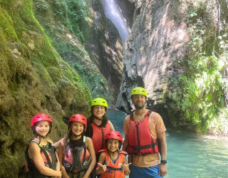 Familie bij waterval tijdens rafting Griekenland