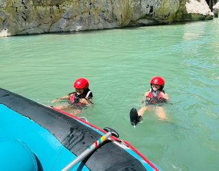 Kinderen zwemmen in Arachthos Griekenland