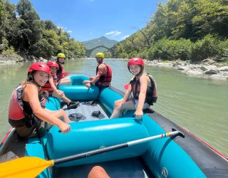 Familierafting op de Arachthos bij Plaka brug