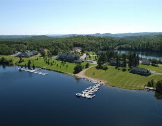 Hotel aan een meer in saint-alexis-les-monts Canada