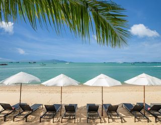 Strandstoelen bij hotel Koh Samui