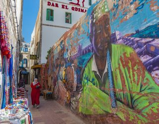 Vrouw wandelt in kleurrijke steegjes in Essaouira