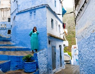 Vrouw in blauwe stad Chefchaouen