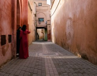 Vrouwen praten in steegje van Meknes Marokko