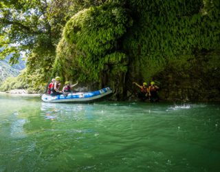 Rafting bij natuurlijke waterval in Tzoumerka Noord-Griekenland